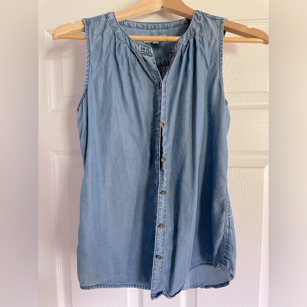 Ladies lightweight chambray sleeveless shirt from Banana Republic size xs
